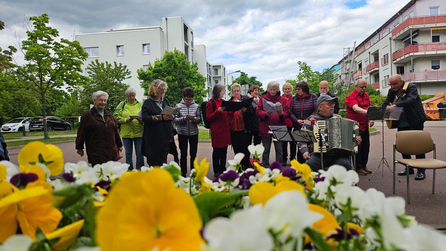 Die Senior*innen der ProCurand Seniorenresidenz Am Hufeisensee musizierten begeistert beim „Gemeinsamen Singen für Jung und Alt“ in Halle-Büschdorf