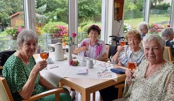 Die Mieterinnen und Bewohnerinnen der ProCurand Seniorenresidenz Am Straussee genießen gemeinsam einen Weinabend und verbringen eine schöne Zeit in froher Runde.