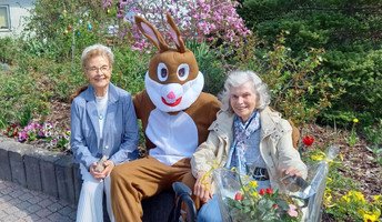 Am Ostersonntag überraschte der Osterhase die Bewohner*innen der ProCurand Seniorenresidenz Am Straussee in Strausberg mit Geschenken und Eierlikör.