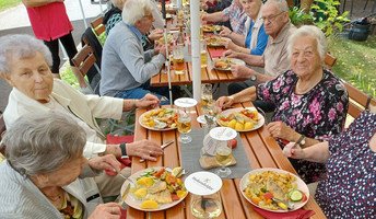 Mittagessen beim Ausflug der Seniorenresidenz Cottbus in den Barfußpark Dahme/Spree