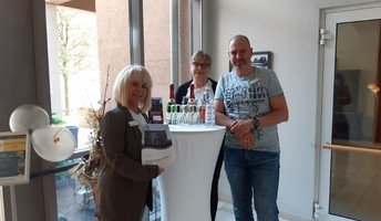 Im Foyer der ProCurand Seniorenresidenz Senftenberg empfängt das Team die Besucher*innen der Besichtigungstage, beantwortet Fragen und informiert über Angebote und Einzugsmöglichkeiten.