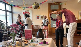 In der ProCurand Seniorenresidenz Bölschestraße herrschte eine großartige Stimmung, da sowohl die Senior*innen als auch die Mitarbeiter*innen in bester Partystimmung waren.