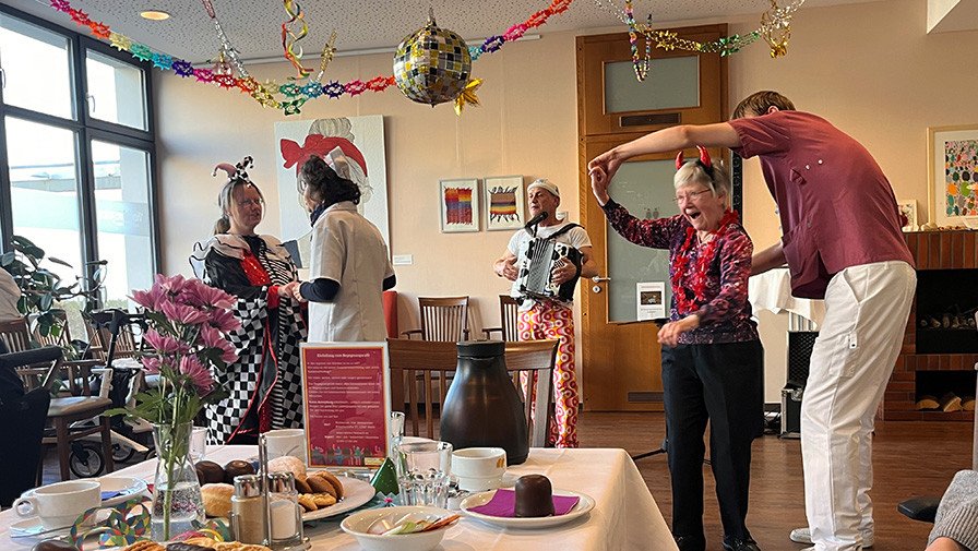 In der ProCurand Seniorenresidenz Bölschestraße herrschte eine großartige Stimmung, da sowohl die Senior*innen als auch die Mitarbeiter*innen in bester Partystimmung waren.