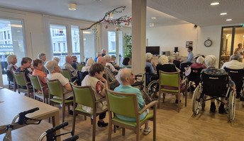 In der ProCurand Seniorenresidenz Bölschestraße lauschen die Senior*innen gespannt dem stimmungsvollen Pfingstkonzert von Pianist Soheil Nasseri.