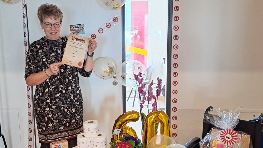 stellvertretende Pflegedienstleitung Regine Keller  aus der ProCurand Tagespflege Strausberg wird zu ihrem 60. Geburtstag vom Team überrascht.