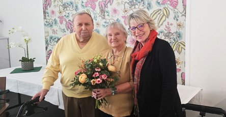 70 Jahre Eheglück: Elsbeth und Werner Schimetzek feiern ihre Gnadenhochzeit in der ProCurand Residenz Am Hallorenring – gemeinsam mit Residenzleiterin Melanie End.