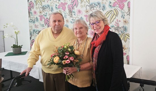 70 Jahre Eheglück: Elsbeth und Werner Schimetzek feiern ihre Gnadenhochzeit in der ProCurand Residenz Am Hallorenring – gemeinsam mit Residenzleiterin Melanie End.