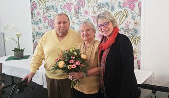 70 Jahre Eheglück: Elsbeth und Werner Schimetzek feiern ihre Gnadenhochzeit in der ProCurand Residenz Am Hallorenring – gemeinsam mit Residenzleiterin Melanie End.