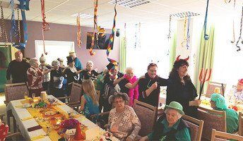 Das Team der ProCurand Seniorenresidenz Cottbus und die Bewohner*innen feiern Fasching mit bunten Kostümen und fröhlichem Tanz.