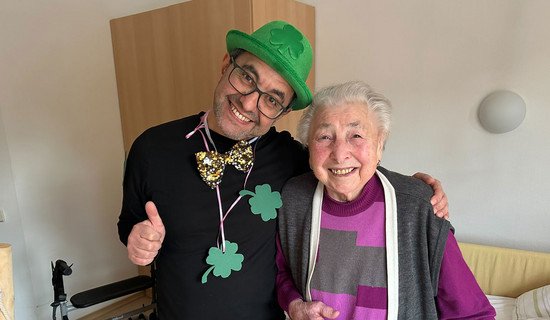 Neujahrsgruß im ProCurand Pflegestift Pfarrer Lukas in Cham: Bewohnerin mit Glücksboten Kleeblatt beim Rundgang durchs Haus.