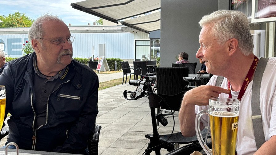 In der ProCurand Seniorenresidenz Bölschestraße im Gespräch – Volker Falenski und Werner Grytzka genießen ihre regelmäßigen Treffen voller Austausch und Herzlichkeit.