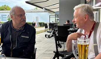 In der ProCurand Seniorenresidenz Bölschestraße im Gespräch – Volker Falenski und Werner Grytzka genießen ihre regelmäßigen Treffen voller Austausch und Herzlichkeit.