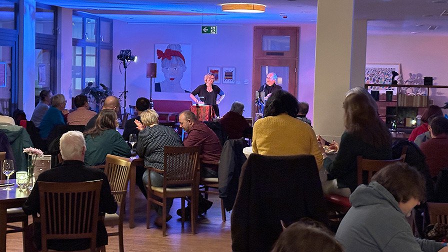 In der ProCurand Seniorenresidenz Bölschestraße sorgte das Kneipenfest mit Live-Musik für beste Stimmung.