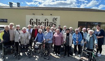 Die Mieter*innen des Service Wohnen der ProCurand Seniorenresidenz Senftenberg standen vor der Felicitas Schokoladenmanufaktur, bereit für einen süßen Ausflug.