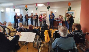 Musik und Freude im ProCurand Seniorenzentrum Am Herzogschloss – der Posaunenchor spielte für 44 Bewohner*innen.
