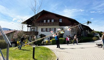 In der ProCurand Pflegestift St. Ulrich halfen das Betreuungsteam und Haustechniker Peter Liebl fleißig beim Aufstellen des Maibaums, unterstützt von den Helfer*innen aus Lam.