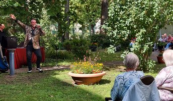 Auftritt des Rock 'n' Rollers Dirk Schütte im Garten der Seniorenresidenz Havelpalais