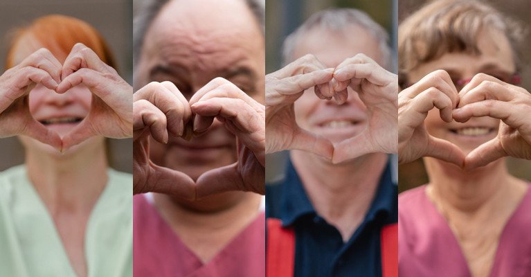 ProCurand Mitarbeiter*innen formen ihre Hände zum Herz