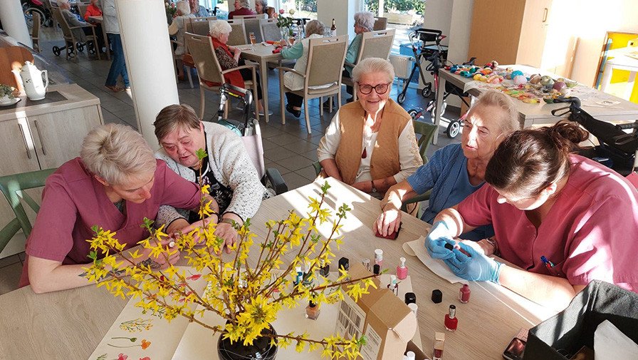 Die Seniorinnen und Mitarbeiterinnen der ProCurand Seniorenresidenz Senftenberg verbrachten den Frauentag 2025 entspannt mit dem Lackieren ihrer Nägel und weiteren Angeboten aus ihrem Wellness-Programm.