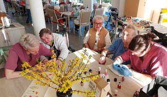 Die Seniorinnen und Mitarbeiterinnen der ProCurand Seniorenresidenz Senftenberg verbrachten den Frauentag 2025 entspannt mit dem Lackieren ihrer Nägel und weiteren Angeboten aus ihrem Wellness-Programm.