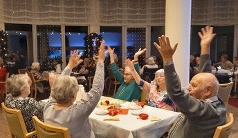 Die Senior*innen der ProCurand Seniorenresidenz Am Straussee hatten viel Freude während der Weihnachtsfeier.