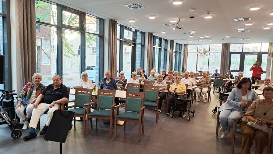 Die Mieter*innen der ProCurand Residenz Am Hallorenring sind sehr froh über das Konzert der Schüler*innen der Musikschule Coda. Die musikalische Darbietung begeistert alle, und viele summen bei den bekannten Melodien mit.