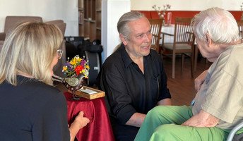 Nach dem Auftritt in der ProCurand Seniorenresidenz Bölschestraße im Gespräch: ein Mitglied des Duos Lovelysoul mit interessierten Seniorinnen.