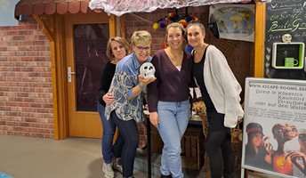 Das Team der ProCurand Tagespflege Strausberg startet seinen ersten Teamtag im Escape Room, wo Zusammenarbeit und Rätsellösen gefragt sind