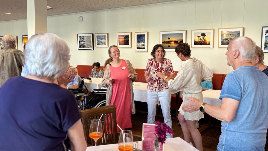 Rock’n’Roll-Party in der ProCurand Seniorenresidenz Bölschestraße in Berlin: Entertainer Alf Weiss begeistert die Senior*innen mit bekannten Hits – alle tanzen, klatschen und singen mit.