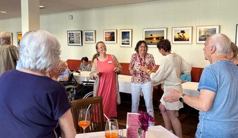 Rock’n’Roll-Party in der ProCurand Seniorenresidenz Bölschestraße in Berlin: Entertainer Alf Weiss begeistert die Senior*innen mit bekannten Hits – alle tanzen, klatschen und singen mit.