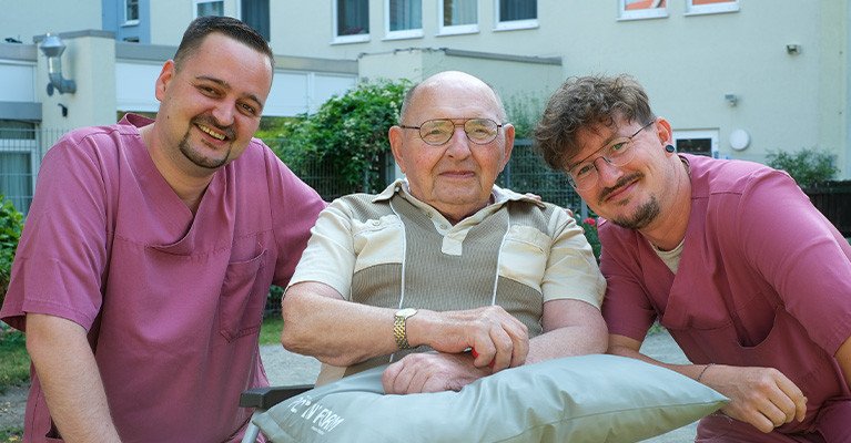 ProCurand Team und Seniorinnen der Seniorenresidenz Park Sanssouci in Potsdam
