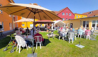 Bei schönstem Wetter feierte das Team der ProCurand Seniorenresidenz Eberswalde in Schorfheide ein fröhliches Osterfest mit leckeren Grillgerichten, Kuchen und guter Stimmung.