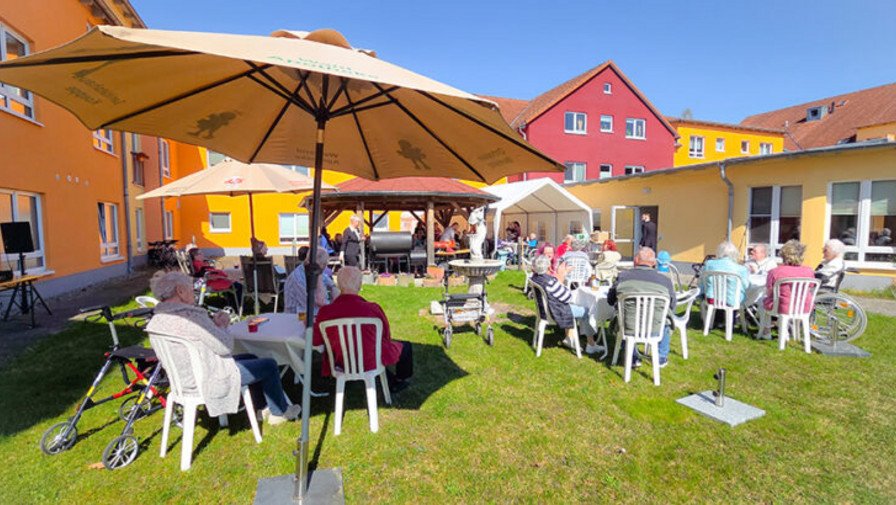 Bei schönstem Wetter feierte das Team der ProCurand Seniorenresidenz Eberswalde in Schorfheide ein fröhliches Osterfest mit leckeren Grillgerichten, Kuchen und guter Stimmung.