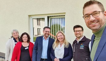 Das Team des ProCurand Pflegestift St. Ulrich, Einrichtungsleitung Nicole Marchl und die beiden Politiker Dr. Gerhard Hopp (CDU) und Lars Düsterhöft (SPD)