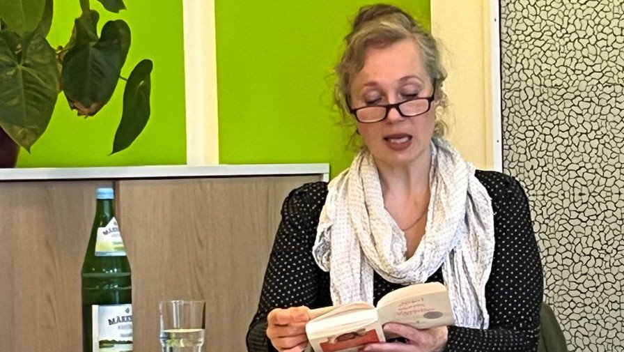 In der ProCurand Seniorenresidenz Bölschestraße liest Gertrud-Kati Pfau aus ihrem Buch „Nebel überm Müggelsee“ und begeistert mit neu interpretierten Berliner Sagen.