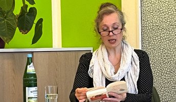 In der ProCurand Seniorenresidenz Bölschestraße liest Gertrud-Kati Pfau aus ihrem Buch „Nebel überm Müggelsee“ und begeistert mit neu interpretierten Berliner Sagen.