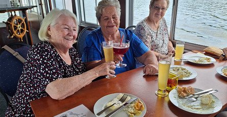 Mieter*innen und Team der ProCurand Seniorenresidenz Cottbus genießen gemeinsam eine entspannte Dampferfahrt bei strahlendem Sommerwetter über den Schwielochsee.