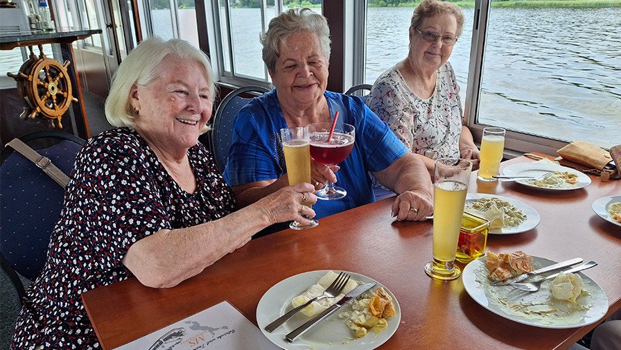 Mieter*innen und Team der ProCurand Seniorenresidenz Cottbus genießen gemeinsam eine entspannte Dampferfahrt bei strahlendem Sommerwetter über den Schwielochsee.