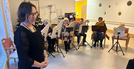 Das Veeh-Harfen-Ensemble der Landkreismusikschule Cham beim Konzert im ProCurand Pflegestift Pfarrer Lukas, während Bewohner*innen dem weihnachtlichen Programm lauschen.