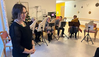 Das Veeh-Harfen-Ensemble der Landkreismusikschule Cham beim Konzert im ProCurand Pflegestift Pfarrer Lukas, während Bewohner*innen dem weihnachtlichen Programm lauschen.
