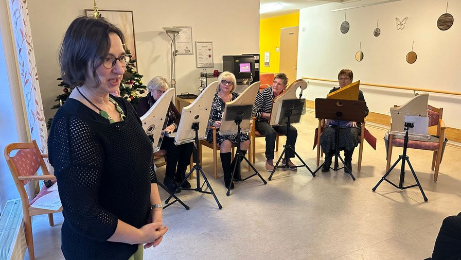 Das Veeh-Harfen-Ensemble der Landkreismusikschule Cham beim Konzert im ProCurand Pflegestift Pfarrer Lukas, während Bewohner*innen dem weihnachtlichen Programm lauschen.