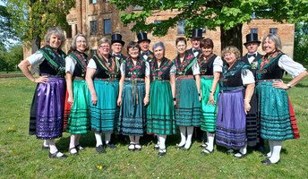 Fläminger Trachtenverein auf dem Tulpenfest der ProCurand Seniorenresidenz Am Schlosspark