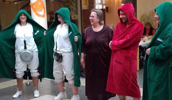 Die Mitarbeiter*innen der ProCurand Seniorenresidenz Am Schlosspark sind in bunten Kostümen erschienen und hatten beim Fasching eine Menge Spaß.