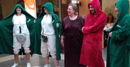 Die Mitarbeiter*innen der ProCurand Seniorenresidenz Am Schlosspark sind in bunten Kostümen erschienen und hatten beim Fasching eine Menge Spaß.