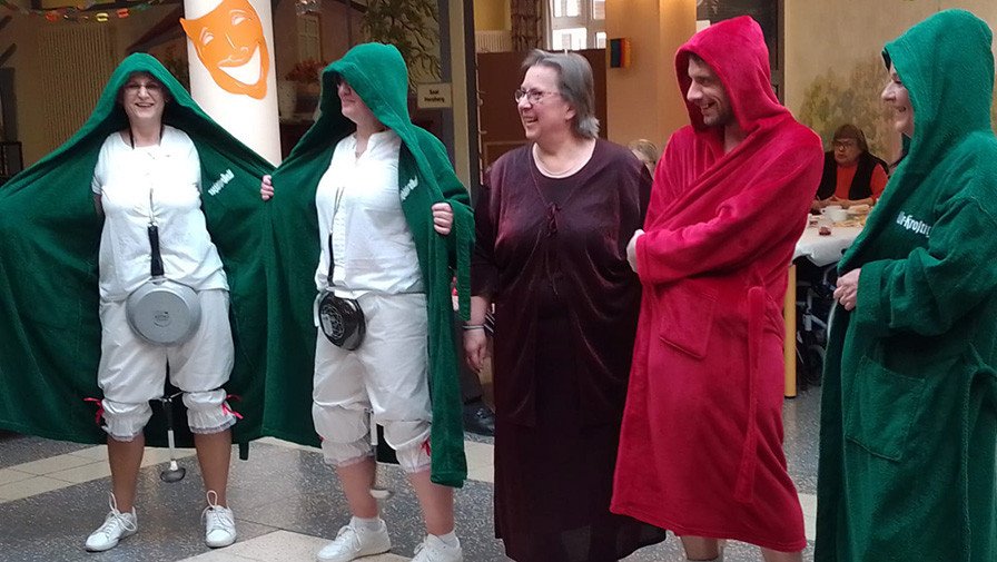 Die Mitarbeiter*innen der ProCurand Seniorenresidenz Am Schlosspark sind in bunten Kostümen erschienen und hatten beim Fasching eine Menge Spaß.