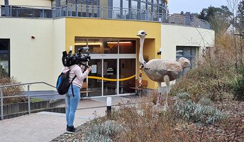 In der ProCurand Seniorenresidenz Am Straussee fängt die Kamerafrau erste Aufnahmen für den RTL-Beitrag ein – auch Außenaufnahmen gehören dazu.