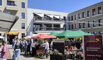 Interessiert und gut gelaunt verfolgten die Gäste das bunte Programm beim Sommerfest der ProCurand Seniorenresidenz Bölschestraße.