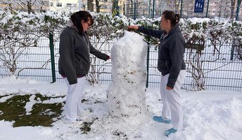 Nach etwa 10 cm Neuschnee bauten die engagierten Mitarbeiterinnen Jenni, Sarah und Anna einen Schneemann für die Bewohner*innen der ProCurand Seniorenresidenz Havelpalais, der schnell zur Attraktion wurde.