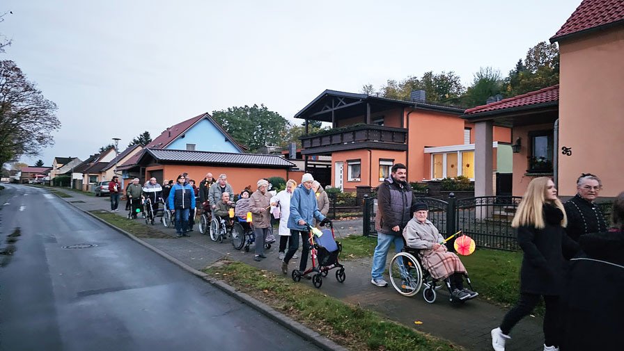 Lampionumzug der Seniorenresidenz Am Görnsee durch Grebs