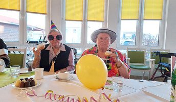 In der ProCurand Seniorenresidenz Eberswalde feierten die Senior*innen mit bunten Kostümen, guter Musik und leckeren Pfannkuchen Fasching.